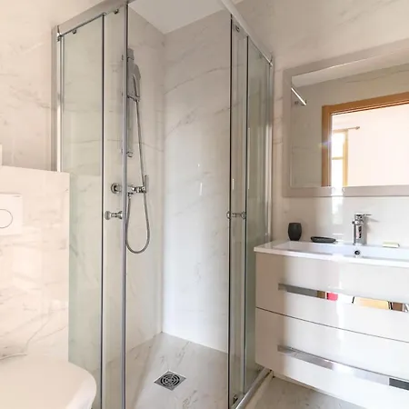 Bright And Spacious Equipped With All Comfort At Two Steps From Босолей